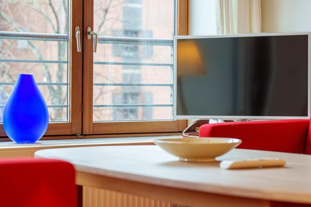 Spacious Canal-view Near Metro In Christianshavn Apartment *